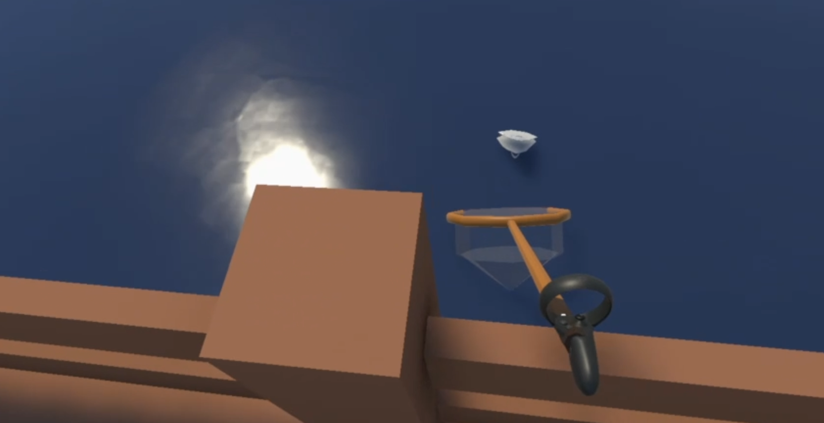 Ein Bild des Keschers, der durch Spieler:innen ins Wasser gehalten wird. Ein Milchkarton treibt auf den Kascher zu.