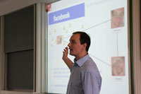 Girls' Day 2013 am Informatikum: Prof. Federrath zeigt, worauf in Sozialen Netzen geachtet werden sollte