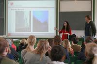 Girls'  Day 2013 am Informatikum: Laura erklärt ein POV-Ray Beispiel